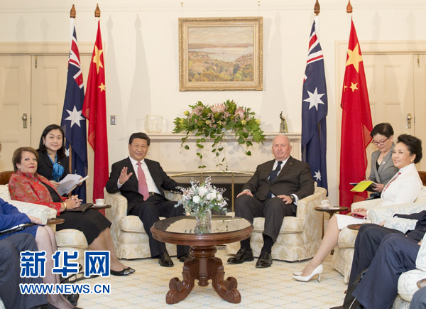 11月17日，中國國家主席習(xí)近平在堪培拉會見澳大利亞總督科斯格羅夫。會見前，科斯格羅夫在總督府草坪為習(xí)近平舉行隆重歡迎儀式。習(xí)近平和夫人彭麗媛抵達(dá)時，受到科斯格羅夫總督夫婦熱情迎接。新華社記者黃敬文 攝 