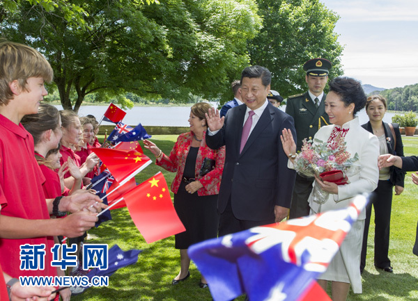 11月17日，中國國家主席習(xí)近平在堪培拉會見澳大利亞總督科斯格羅夫。會見前，科斯格羅夫在總督府草坪為習(xí)近平舉行隆重歡迎儀式。習(xí)近平和夫人彭麗媛抵達(dá)時，受到科斯格羅夫總督夫婦熱情迎接。新華社記者謝環(huán)馳 攝 