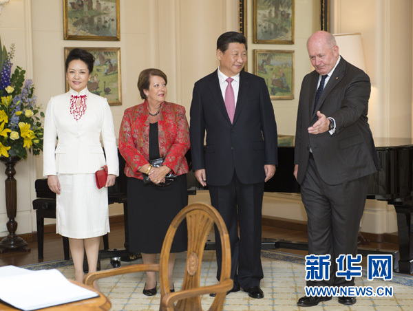11月17日，中國國家主席習(xí)近平在堪培拉會見澳大利亞總督科斯格羅夫。會見前，科斯格羅夫在總督府草坪為習(xí)近平舉行隆重歡迎儀式。習(xí)近平和夫人彭麗媛抵達(dá)時，受到科斯格羅夫總督夫婦熱情迎接。新華社記者黃敬文 攝 