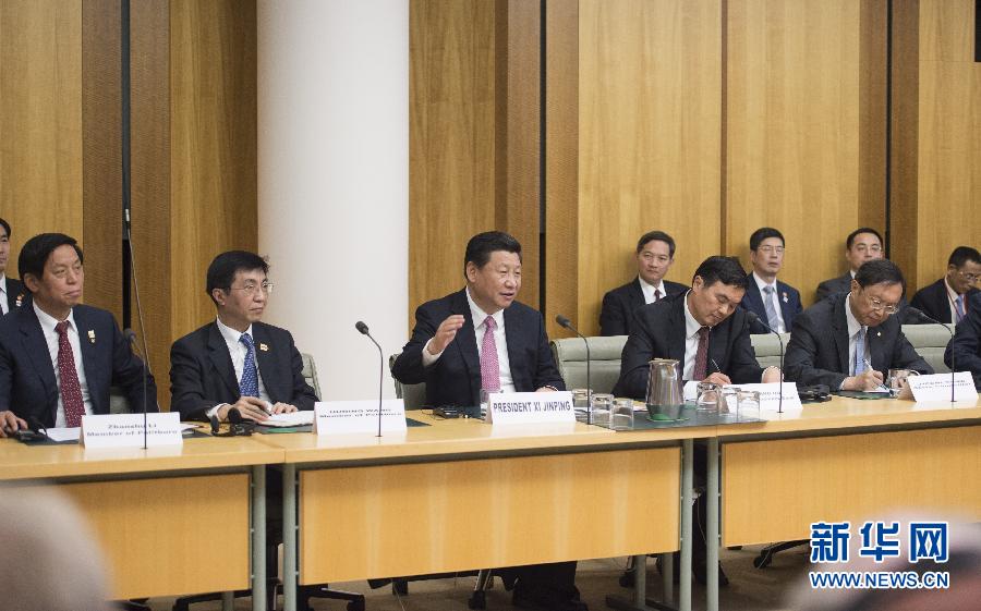 11月17日，國家主席習近平在堪培拉和澳大利亞總理阿博特共同出席第四屆中澳工商界首席執(zhí)行官圓桌會。這次會議是由澳大利亞企業(yè)領袖理事會和中國國家開發(fā)銀行共同組織承辦的。新華社記者 謝環(huán)馳 攝 