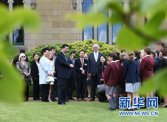11月18日，國家主席習(xí)近平在澳大利亞塔斯馬尼亞州與朗塞斯頓市斯科奇－歐克伯恩小學(xué)的小學(xué)生共同植樹。新華社記者 馬占成 攝