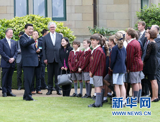 11月18日，國家主席習(xí)近平在澳大利亞塔斯馬尼亞州與朗塞斯頓市斯科奇－歐克伯恩小學(xué)的小學(xué)生共同植樹。新華社記者 姚大偉 攝