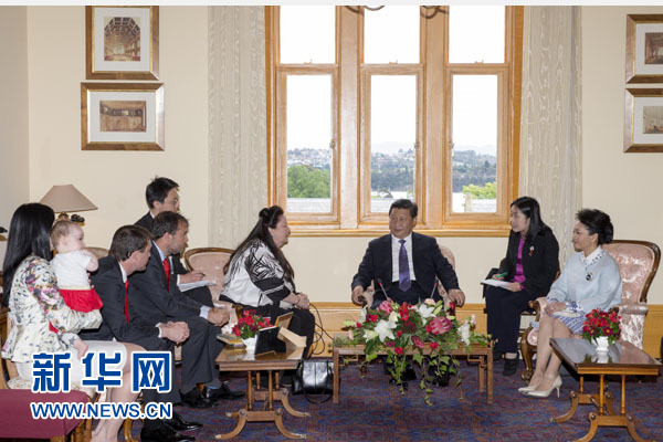 11月18日，國家主席習(xí)近平在澳大利亞塔斯馬尼亞州參觀訪問。這是習(xí)近平看望已故塔斯馬尼亞州前州長培根的家人。新華社記者 丁林 攝
