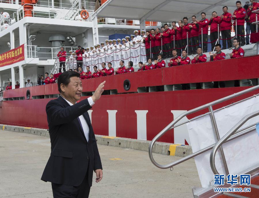 11月18日，正在澳大利亞塔斯馬尼亞州首府霍巴特訪問的中國國家主席習(xí)近平在澳大利亞總理阿博特陪同下參觀南極科考項目并慰問兩國科考人員。這是習(xí)近平在霍巴特港看望正在這里補給的&ldquo;雪龍&rdquo;號全體科考人員。新華社記者李學(xué)仁攝 