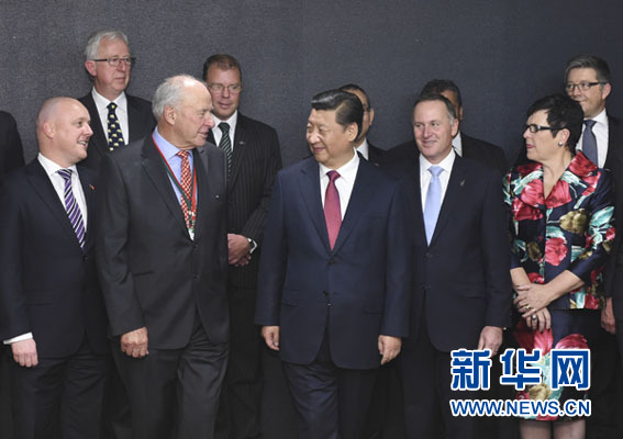 11月21日，中國(guó)國(guó)家主席習(xí)近平在奧克蘭和新西蘭總理約翰&middot;基共同出席中國(guó)－新西蘭市長(zhǎng)論壇啟動(dòng)儀式，并在啟動(dòng)儀式后會(huì)見&ldquo;新中關(guān)系促進(jìn)委員會(huì)&rdquo;主要成員。新華社記者馬占成攝