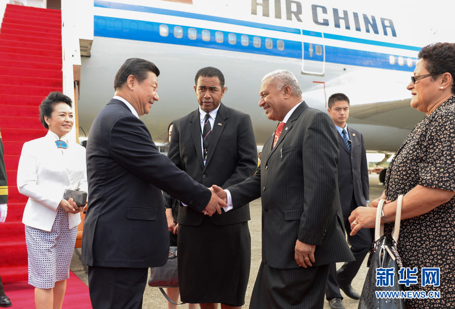 11月21日，國家主席習(xí)近平抵達(dá)楠迪，開始對斐濟(jì)進(jìn)行國事訪問并將同太平洋建交島國領(lǐng)導(dǎo)人舉行會晤。斐濟(jì)總理姆拜尼馬拉馬夫婦在舷梯旁迎接習(xí)近平和夫人彭麗媛。新華社記者李學(xué)仁攝 