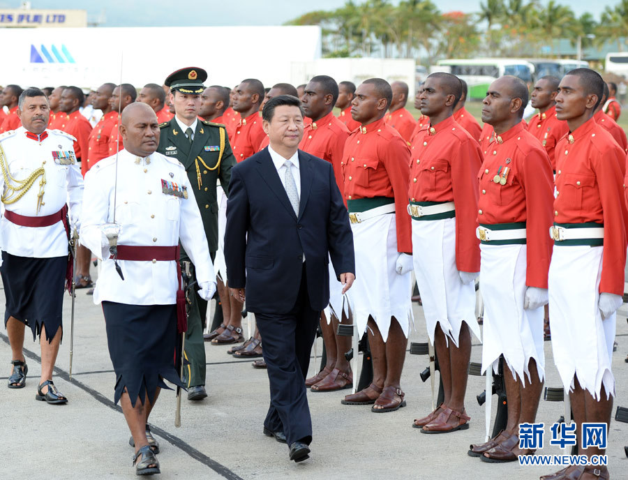 11月21日，國家主席習(xí)近平抵達(dá)楠迪，開始對斐濟(jì)進(jìn)行國事訪問并將同太平洋建交島國領(lǐng)導(dǎo)人舉行會晤。這是習(xí)近平主席在機(jī)場出席斐濟(jì)總理姆拜尼馬拉馬舉行的隆重歡迎儀式。 新華社記者馬占成攝 