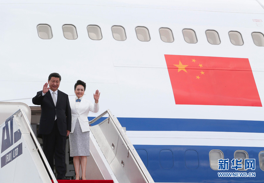 11月21日，國家主席習(xí)近平抵達(dá)楠迪，開始對斐濟(jì)進(jìn)行國事訪問并將同太平洋建交島國領(lǐng)導(dǎo)人舉行會晤。 這是習(xí)近平和夫人彭麗媛步出機(jī)艙。新華社記者丁林?jǐn)z 