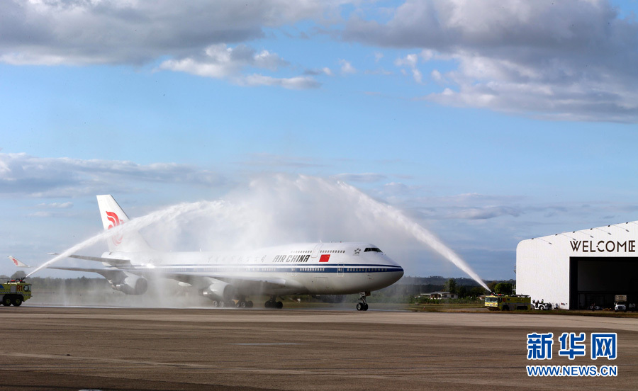  11月21日，國家主席習(xí)近平抵達(dá)楠迪，開始對斐濟(jì)進(jìn)行國事訪問并將同太平洋建交島國領(lǐng)導(dǎo)人舉行會晤。圖為習(xí)近平乘坐的專機(jī)在楠迪國際機(jī)場跑道上滑行穿過&ldquo;水門&rdquo;，這是當(dāng)?shù)亟o予最尊貴客人的禮遇，表達(dá)為客人&ldquo;洗塵&rdquo;。 新華社記者丁林?jǐn)z 
