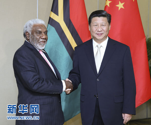 11月22日，中國國家主席習(xí)近平在斐濟(jì)楠迪會(huì)見瓦努阿圖總理納圖曼。 新華社記者姚大偉攝 