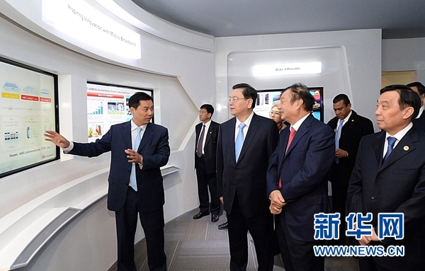 11月26日，正在墨西哥進行正式友好訪問的全國人大常委會委員長張德江在墨西哥城視察華為公司拉美北地區(qū)部。 新華社記者劉建生攝