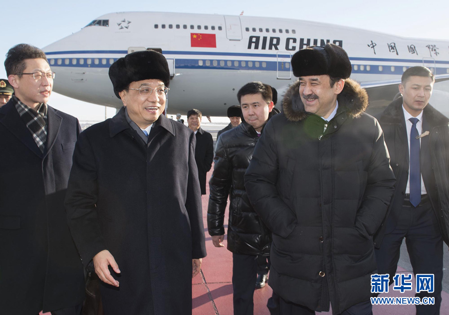  12月14日，應(yīng)哈薩克斯坦共和國總理馬西莫夫邀請，國務(wù)院總理李克強(qiáng)乘專機(jī)抵達(dá)阿斯塔納國際機(jī)場，開始對哈薩克斯坦進(jìn)行正式訪問，舉行中哈總理第二次定期會晤，并出席上海合作組織成員國政府首腦理事會第十三次會議。這是馬西莫夫到機(jī)場迎接李克強(qiáng)。新華社記者 黃敬文 攝 