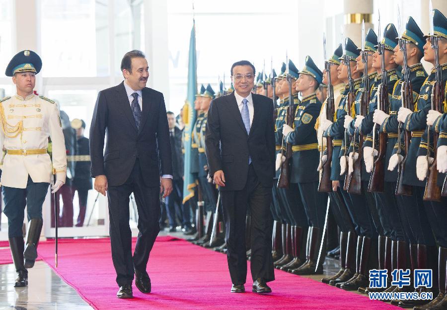 12月14日，應(yīng)哈薩克斯坦共和國總理馬西莫夫邀請，國務(wù)院總理李克強(qiáng)乘專機(jī)抵達(dá)阿斯塔納國際機(jī)場，開始對哈薩克斯坦進(jìn)行正式訪問，舉行中哈總理第二次定期會晤，并出席上海合作組織成員國政府首腦理事會第十三次會議。馬西莫夫到機(jī)場迎接李克強(qiáng)，并舉行隆重的歡迎儀式。新華社記者 黃敬文 攝