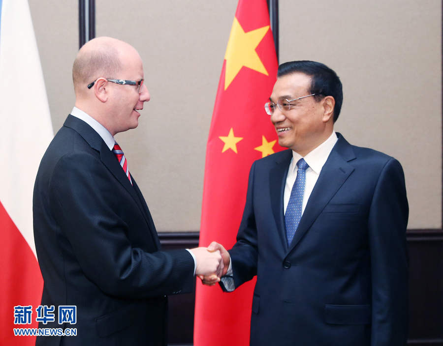 12月16日，中國國務(wù)院總理李克強在貝爾格萊德會見捷克總理索博特卡。 新華社記者姚大偉攝 