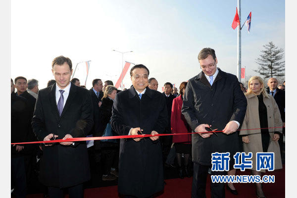 12月18日，中國國務(wù)院總理李克強(qiáng)在貝爾格萊德同塞爾維亞總理武契奇共同出席貝爾格萊德跨多瑙河大橋竣工儀式。這是李克強(qiáng)與武契奇為新建成的大橋剪彩。新華社記者 饒愛民 攝