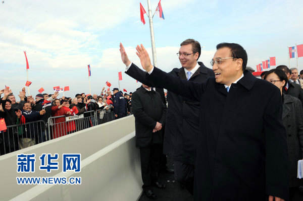 12月18日，中國國務(wù)院總理李克強(qiáng)在貝爾格萊德同塞爾維亞總理武契奇共同出席貝爾格萊德跨多瑙河大橋竣工儀式。這是李克強(qiáng)與武契奇在儀式現(xiàn)場向塞爾維亞群眾揮手致意。新華社記者 饒愛民 攝