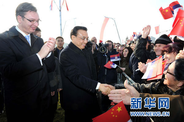 12月18日，中國國務(wù)院總理李克強(qiáng)在貝爾格萊德同塞爾維亞總理武契奇共同出席貝爾格萊德跨多瑙河大橋竣工儀式。這是李克強(qiáng)在儀式現(xiàn)場同塞爾維亞群眾親切握手。新華社記者 饒愛民 攝