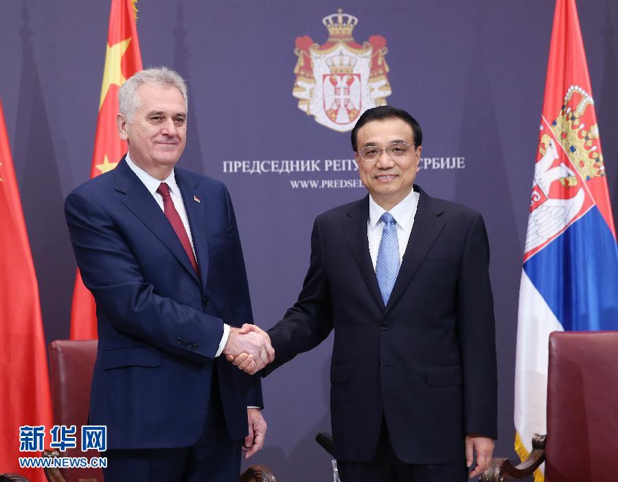 12月18日，中國國務(wù)院總理李克強(qiáng)在貝爾格萊德會(huì)見塞爾維亞總統(tǒng)尼科利奇。 新華社記者姚大偉攝