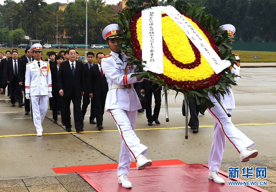12月25日至27日，中共中央政治局常委、全國政協(xié)主席俞正聲對越南進(jìn)行正式訪問。 這是12月27日，俞正聲在河內(nèi)瞻仰胡志明主席陵。新華社記者劉建生攝