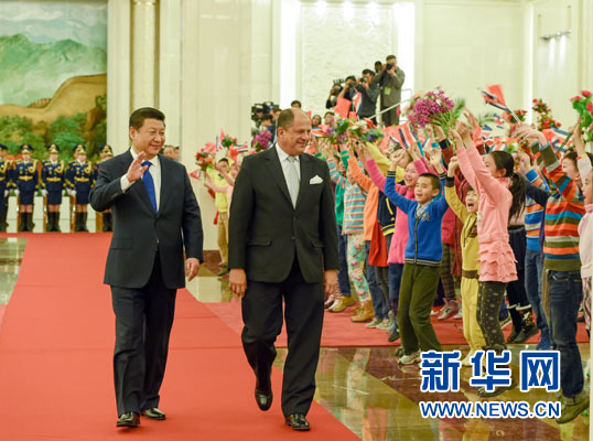 1月6日，國家主席習(xí)近平在北京人民大會堂同哥斯達(dá)黎加總統(tǒng)索利斯舉行會談。這是會談前，習(xí)近平在人民大會堂北大廳為索利斯舉行歡迎儀式。新華社記者 李學(xué)仁 攝