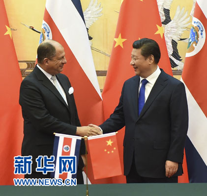 1月6日，中國國家主席習(xí)近平在北京人民大會堂同哥斯達(dá)黎加總統(tǒng)索利斯舉行會談。這是習(xí)近平與索利斯在簽字儀式后握手。 新華社記者 張鐸 攝