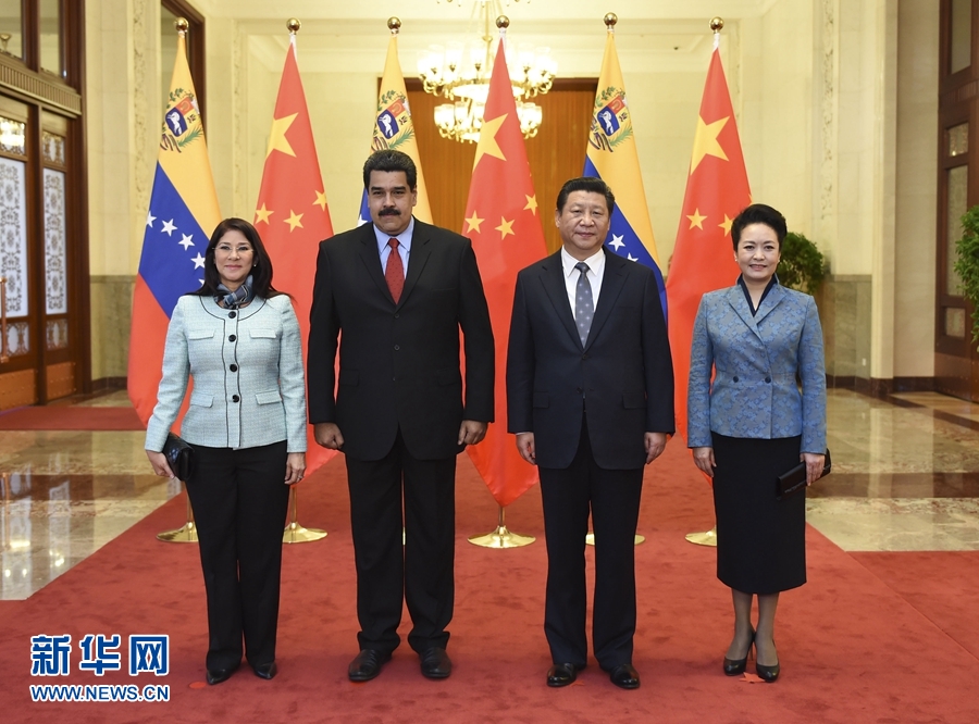 1月7日，國家主席習(xí)近平在北京人民大會堂會見委內(nèi)瑞拉總統(tǒng)馬杜羅。這是會見前，習(xí)近平和夫人彭麗媛同馬杜羅夫婦合影。 新華社記者 張鐸 攝