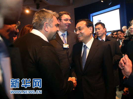 1月21日，中國國務(wù)院總理李克強在瑞士達沃斯舉行的世界經(jīng)濟論壇全會發(fā)表特別致辭并回答提問。這是李克強在致辭后同與會嘉賓親切交談。新華社記者 劉衛(wèi)兵 攝