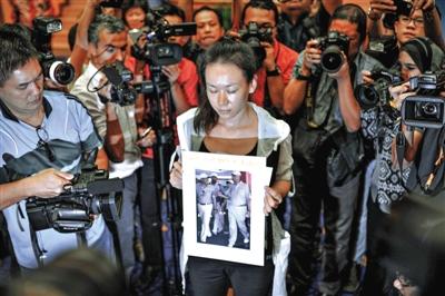 1月29日，在得知即將召開有關(guān)MH370的發(fā)布會后，一些乘客家屬成員到場。