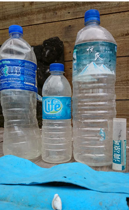 MH370之謎新證據(jù)？留尼汪島現(xiàn)兩馬來礦泉水瓶 一中國藥膏
