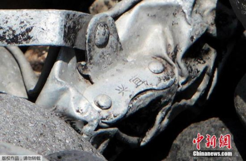 圖為疑似飛機(jī)金屬殘片上刻有中文&ldquo;宜興&rdquo;兩字。