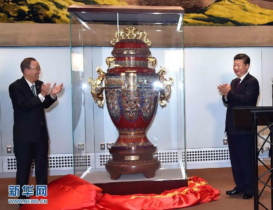 9月27日，國家主席習(xí)近平在紐約出席中國向聯(lián)合國贈(zèng)送&ldquo;和平尊&rdquo;儀式。聯(lián)合國秘書長潘基文出席。 新華社記者 李濤 攝 