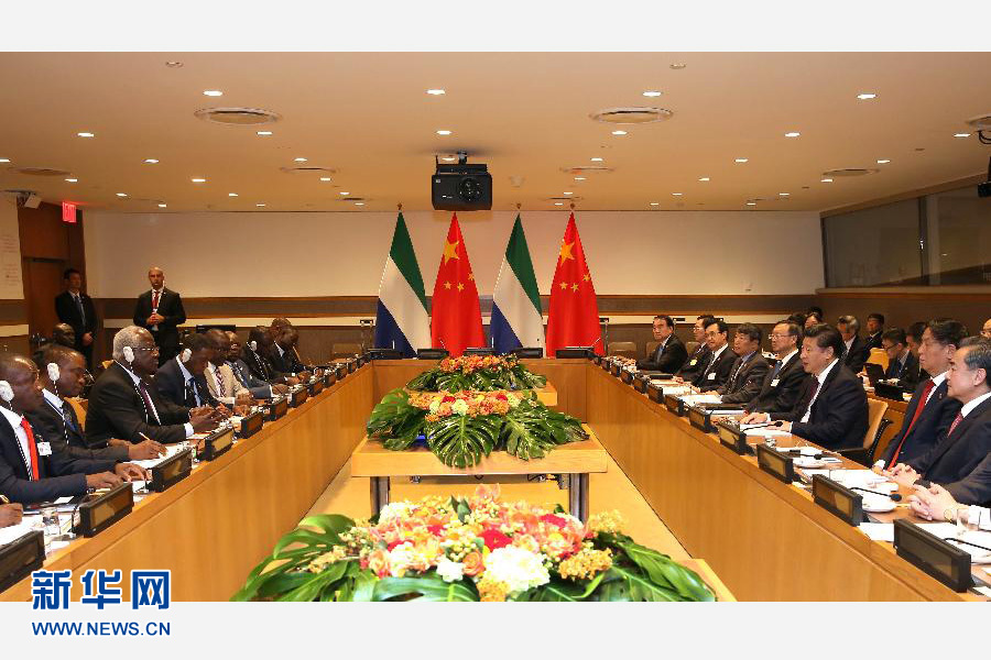 9月27日，國家主席習近平在紐約會見塞拉利昂總統(tǒng)科羅馬。新華社記者 龐興雷 攝