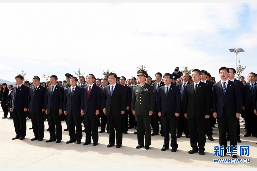 10月11日，中共中央政治局常委、中央書記處書記劉云山專程趕赴安州祭掃中國人民志愿軍烈士陵園，向中國人民志愿軍烈士敬獻(xiàn)花籃并默哀。 新華社記者 饒愛民 攝