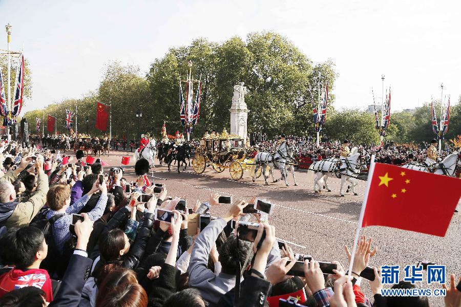 這是習(xí)近平和夫人彭麗媛在女王夫婦陪同下，乘坐皇家馬車前往白金漢宮下榻。新華社記者 周磊 攝