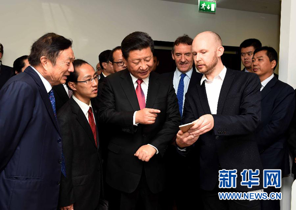10月21日，國家主席習(xí)近平在倫敦參觀華為英國公司。 新華社記者 饒愛民 攝