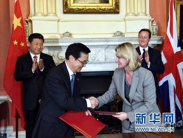 10月21日，國家主席習(xí)近平在倫敦唐寧街首相府同英國首相卡梅倫舉行會談。這是會談結(jié)束后，兩國領(lǐng)導(dǎo)人共同見證雙邊合作文件的簽署。新華社記者 饒愛民 攝 