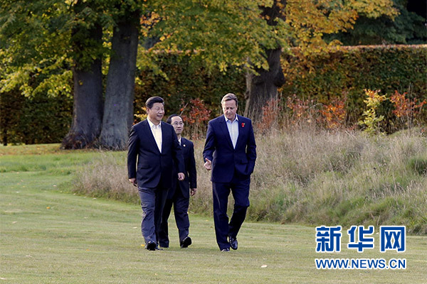 這是習(xí)近平與卡梅倫漫步草坪，邊走邊談。新華社記者 鞠鵬攝