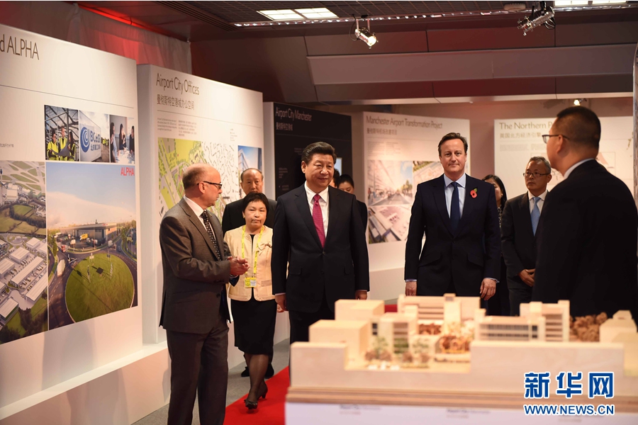 10月23日，國家主席習(xí)近平在英國首相卡梅倫陪同下，參觀曼徹斯特空港城項(xiàng)目。這是習(xí)近平和卡梅倫共同參觀曼徹斯特空港城發(fā)展規(guī)劃圖片展和空港城中國園模型。 新華社記者 張鐸 攝