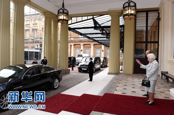 10月22日，國(guó)家主席習(xí)近平和夫人彭麗媛離開白金漢宮。離開前，英國(guó)女王伊麗莎白二世和丈夫菲利普親王專門前來(lái)同習(xí)近平夫婦親切話別。新華社記者 饒愛民 攝 