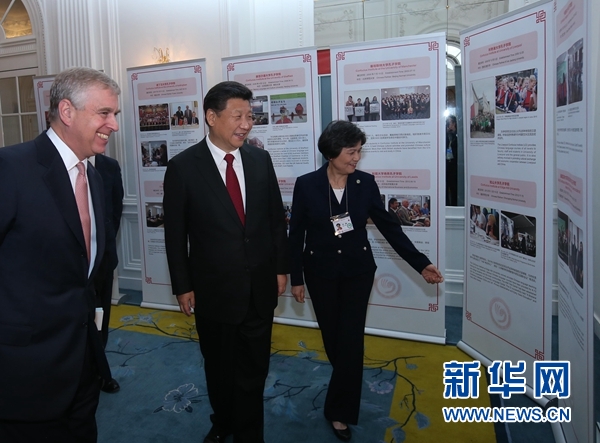 10月22日，國(guó)家主席習(xí)近平在倫敦出席全英孔子學(xué)院和孔子課堂年會(huì)開幕式。這是習(xí)近平參觀全英孔子學(xué)院和孔子課堂成果圖片展。 新華社記者 龐興雷 攝