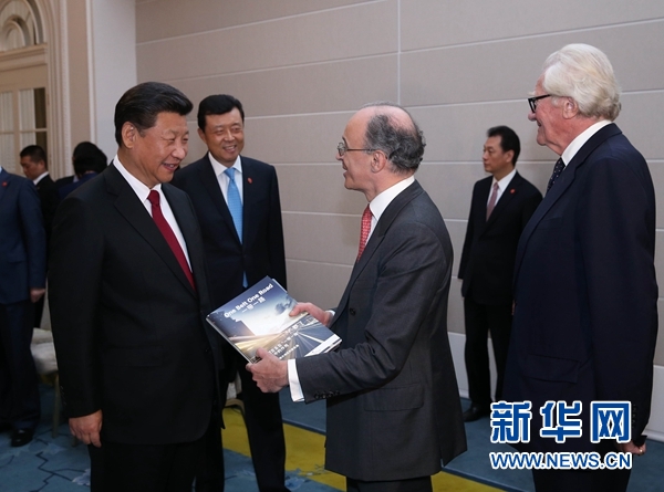 10月22日，國家主席習近平在倫敦集體會見英國前首相布朗等英國友人。新華社記者 龐興雷 攝 