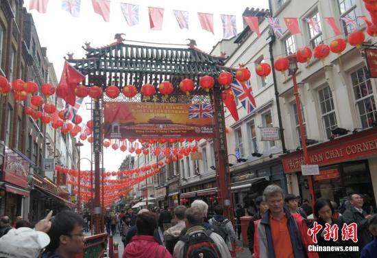 習(xí)近平主席訪問英國，倫敦唐人街掛出大紅燈籠和中英兩國國旗。 <a target='_blank' ><p  align=