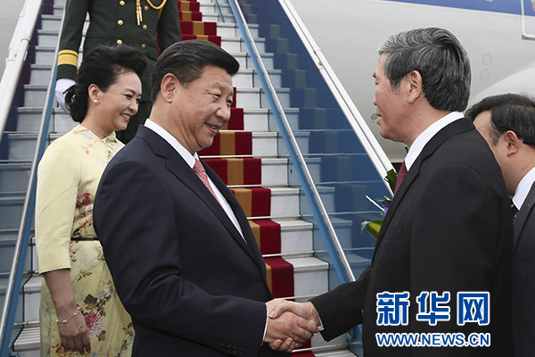 11月5日，中共中央總書記、國家主席習(xí)近平抵達(dá)越南首都河內(nèi)，開始對越南進(jìn)行國事訪問。這是越南高級官員到機(jī)場迎接習(xí)近平和夫人彭麗媛。新華社記者蘭紅光攝 
