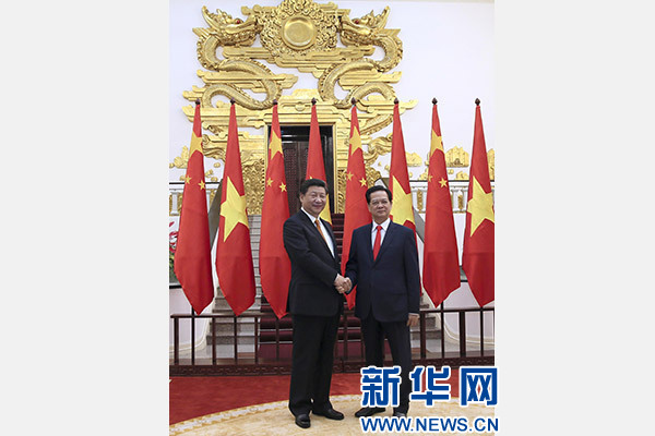 11月5日，中共中央總書記、國家主席習(xí)近平在河內(nèi)同越南總理阮晉勇舉行會談。 新華社記者 蘭紅光 攝
