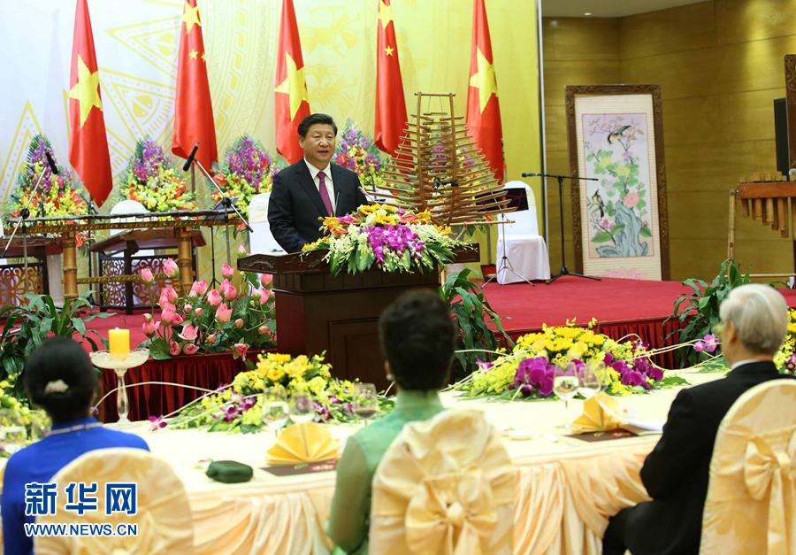 11月5日，中共中央總書記、國家主席習近平和夫人彭麗媛出席越共中央總書記阮富仲和越南國家主席張晉創(chuàng)在河內國際會議中心舉行的盛大歡迎晚宴。新華社記者 龐興雷 攝 