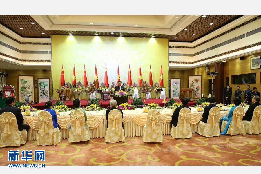 11月5日，中共中央總書記、國家主席習近平和夫人彭麗媛出席越共中央總書記阮富仲和越南國家主席張晉創(chuàng)在河內國際會議中心舉行的盛大歡迎晚宴。新華社記者 龐興雷 攝 