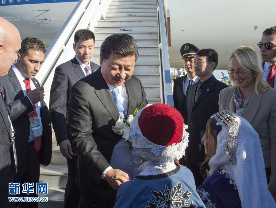 11月14日，國家主席習近平抵達土耳其安塔利亞，應土耳其共和國總統(tǒng)埃爾多安邀請，出席二十國集團領導人第十次峰會。這是土耳其兒童向習近平主席獻花。新華社記者 李學仁 攝 