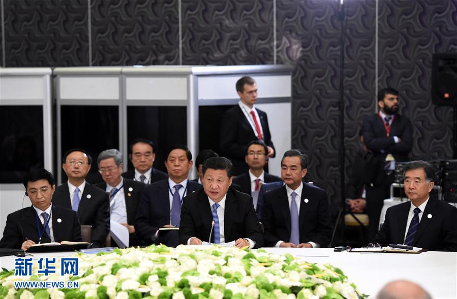  11月15日，金磚國家領(lǐng)導人非正式會晤在土耳其安塔利亞舉行，中國國家主席習近平、俄羅斯總統(tǒng)普京、印度總理莫迪、南非總統(tǒng)祖馬、巴西總統(tǒng)羅塞夫出席。習近平在會上發(fā)表題為《開拓機遇應(yīng)對挑戰(zhàn)》的重要講話。 新華社記者 饒愛民 攝 