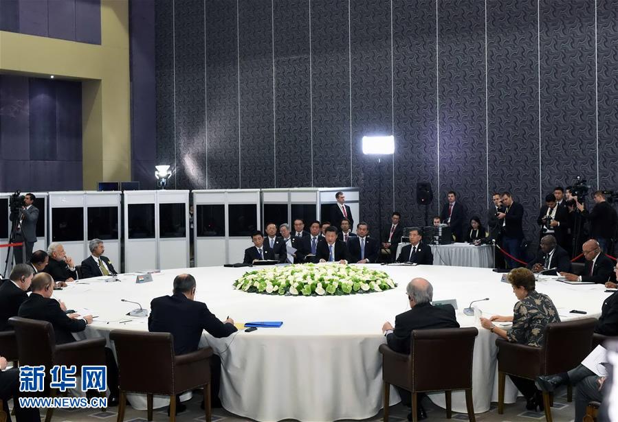  11月15日，金磚國家領(lǐng)導人非正式會晤在土耳其安塔利亞舉行，中國國家主席習近平、俄羅斯總統(tǒng)普京、印度總理莫迪、南非總統(tǒng)祖馬、巴西總統(tǒng)羅塞夫出席。習近平在會上發(fā)表題為《開拓機遇應(yīng)對挑戰(zhàn)》的重要講話。 新華社記者 饒愛民 攝 