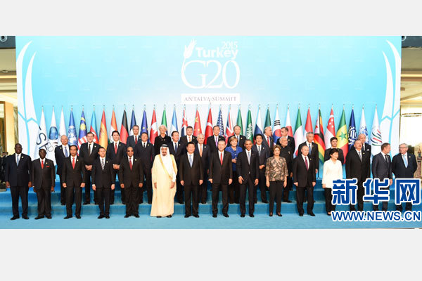 11月15日，二十國集團領導人第十次峰會在土耳其安塔利亞舉行。國家主席習近平出席并發(fā)表題為《創(chuàng)新增長路徑共享發(fā)展成果》的重要講話。這是習近平主席同與會領導人合影。 新華社記者 李學仁 攝